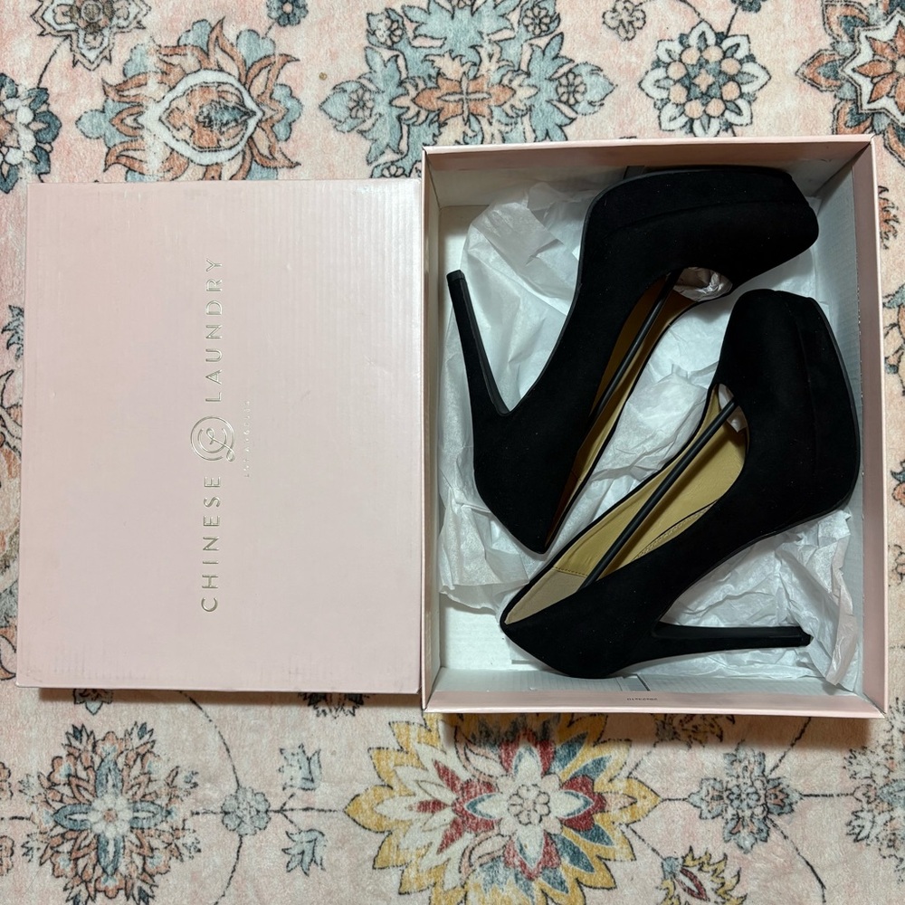 NWT Chinese Laundry Wow Micro Suede platform Heels in Black, Sz US 8